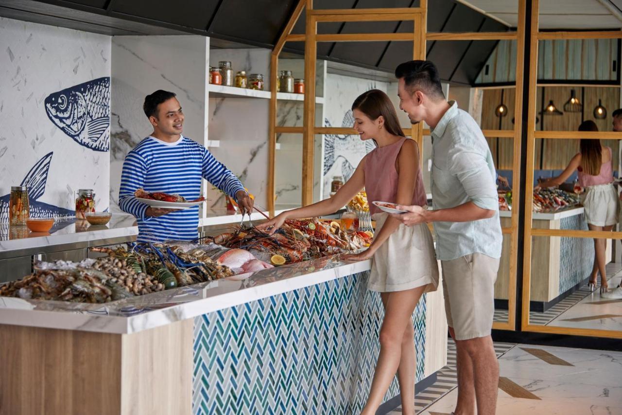 Sheraton Bali Kuta Resort Exteriör bild Seafood buffet at the hotel