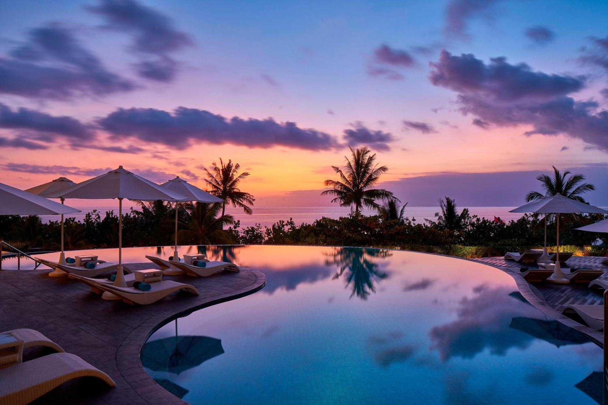 Sheraton Bali Kuta Resort Exteriör bild Sunset at the pool