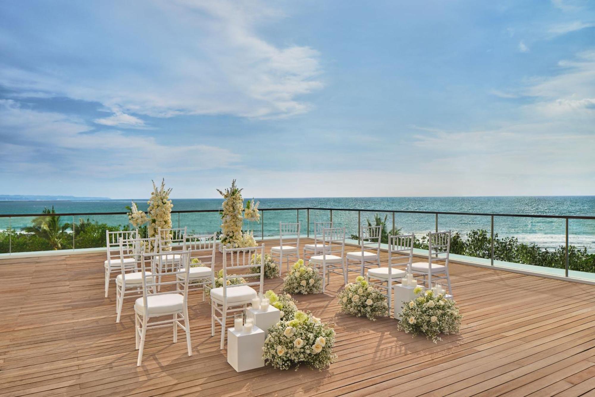 Sheraton Bali Kuta Resort Exteriör bild The rooftop of the hotel