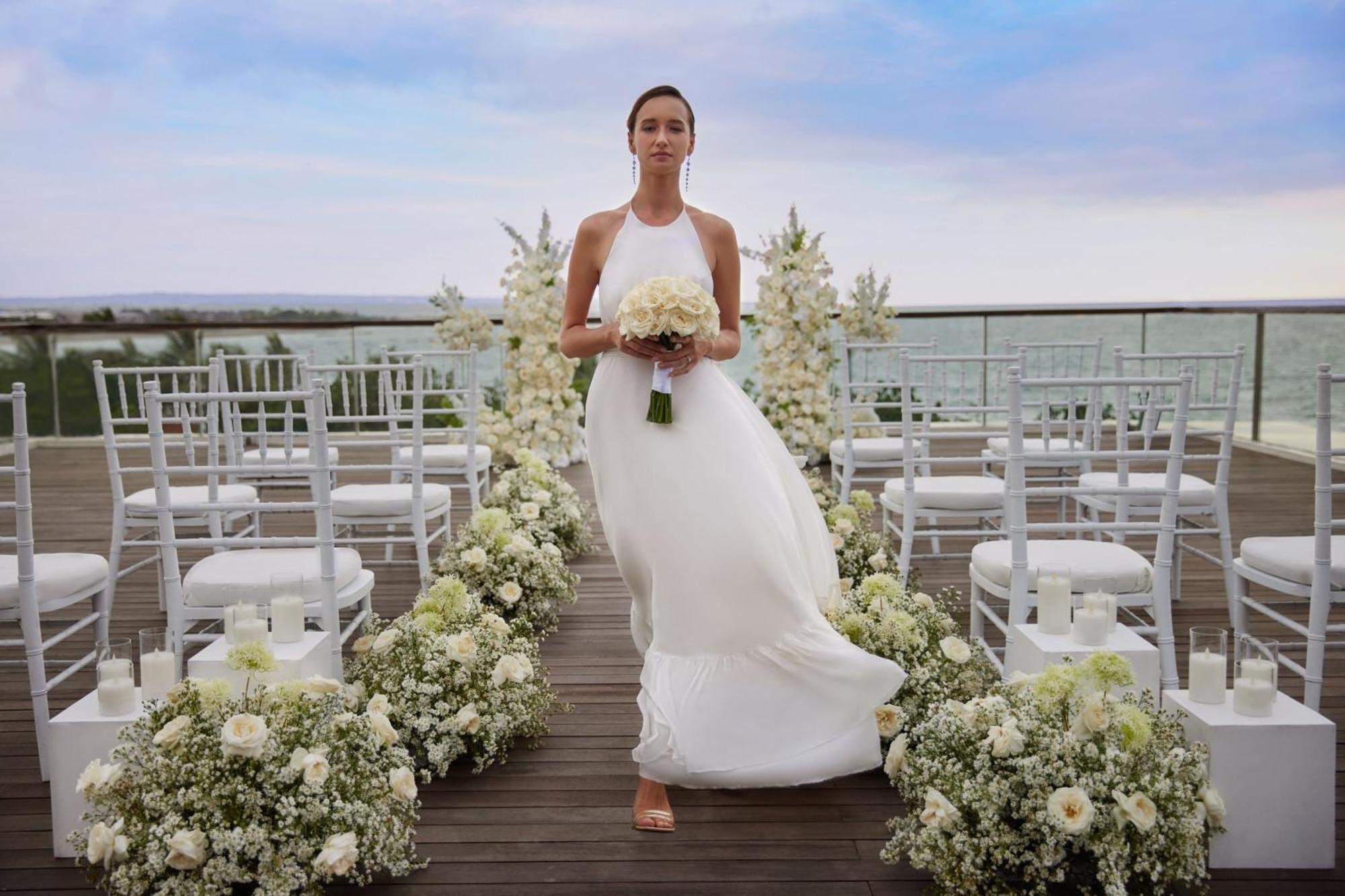Sheraton Bali Kuta Resort Exteriör bild A bride in a white wedding dress