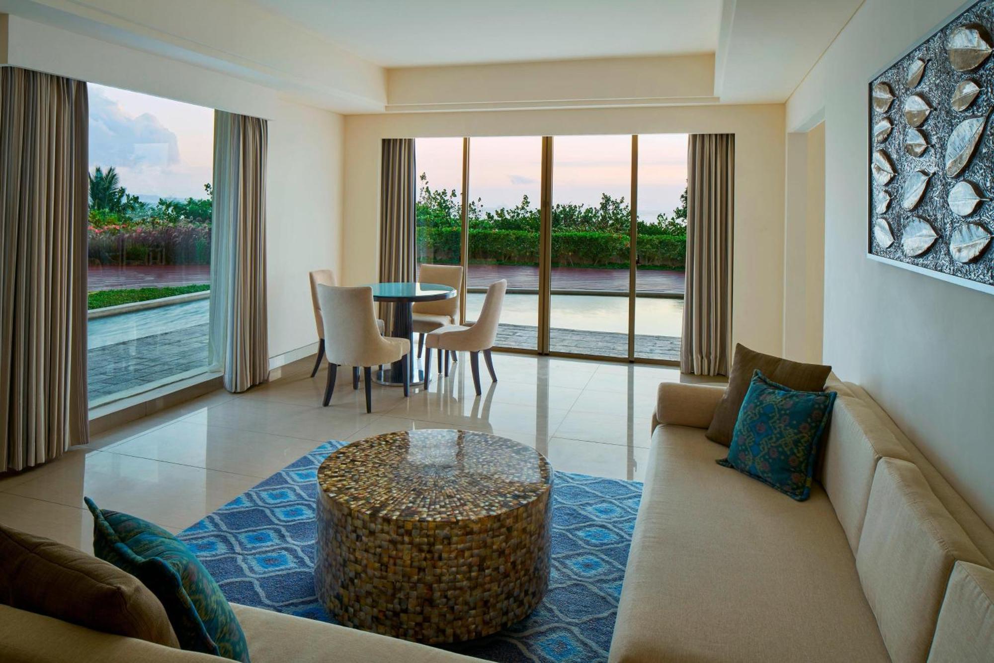 Sheraton Bali Kuta Resort Exteriör bild Living room of a suite