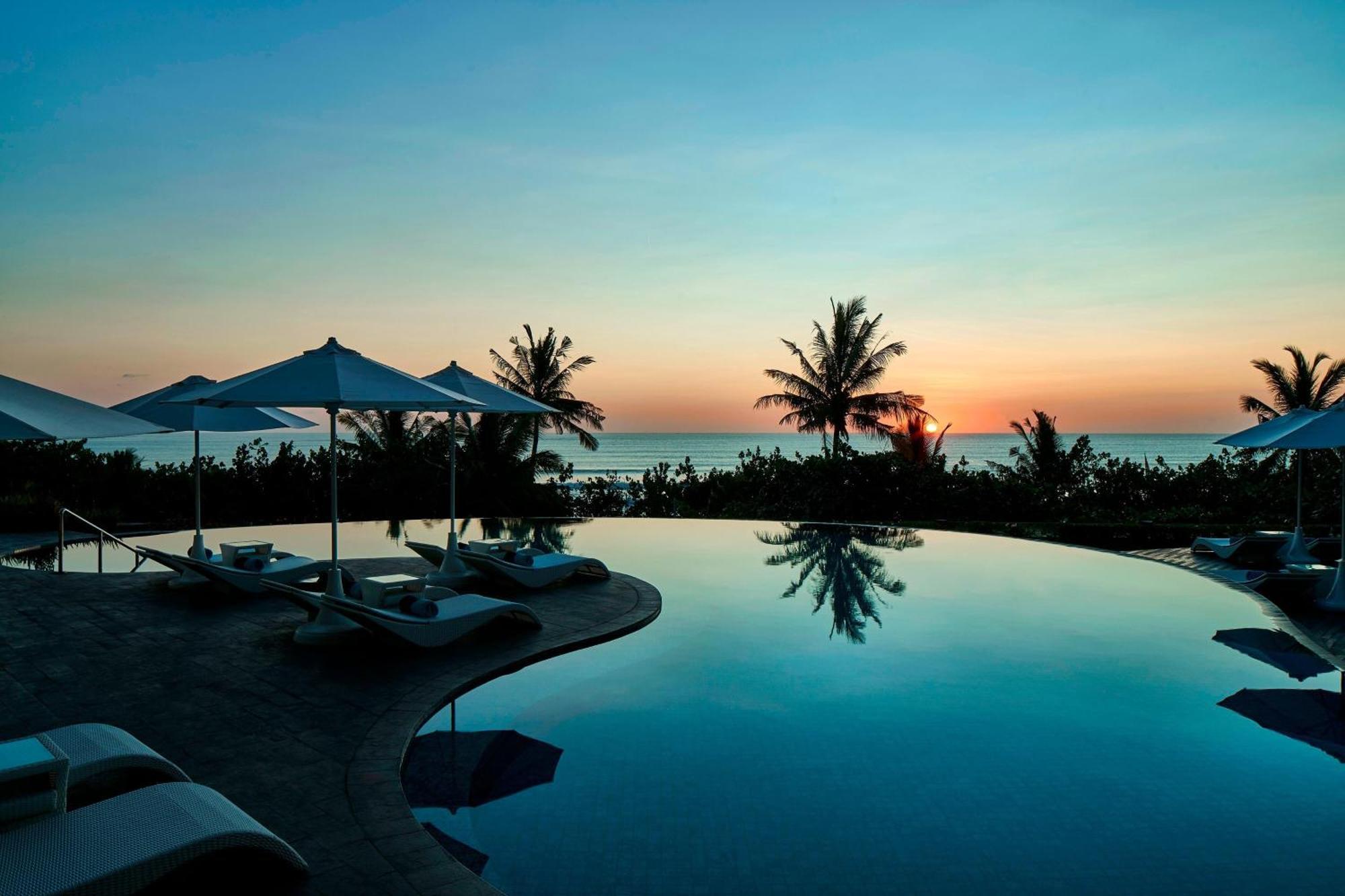 Sheraton Bali Kuta Resort Exteriör bild Sunset at the pool