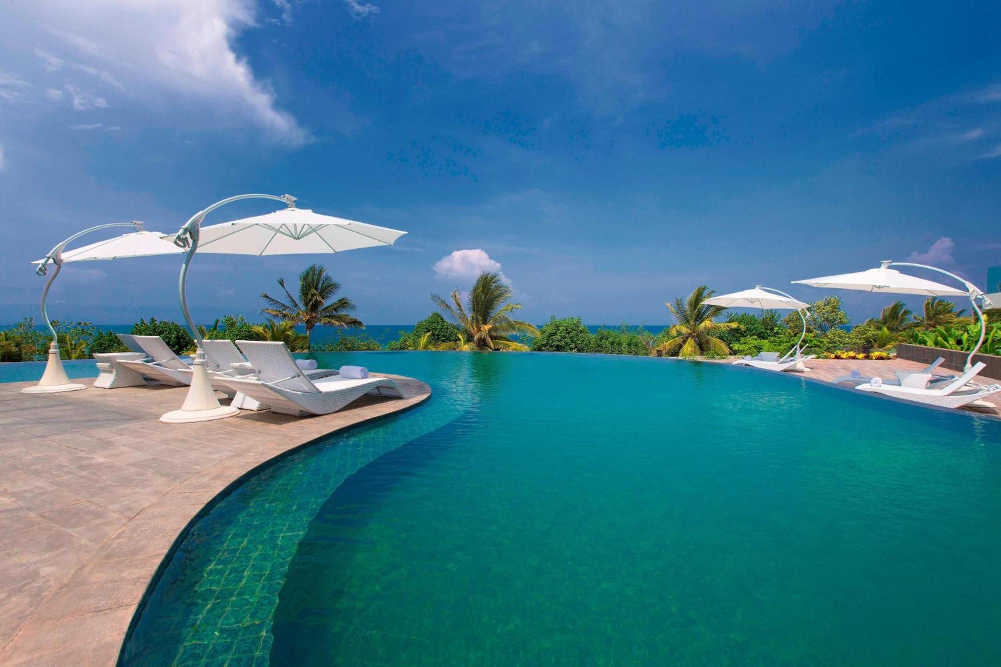 Sheraton Bali Kuta Resort Exteriör bild Infinity pool at the resort