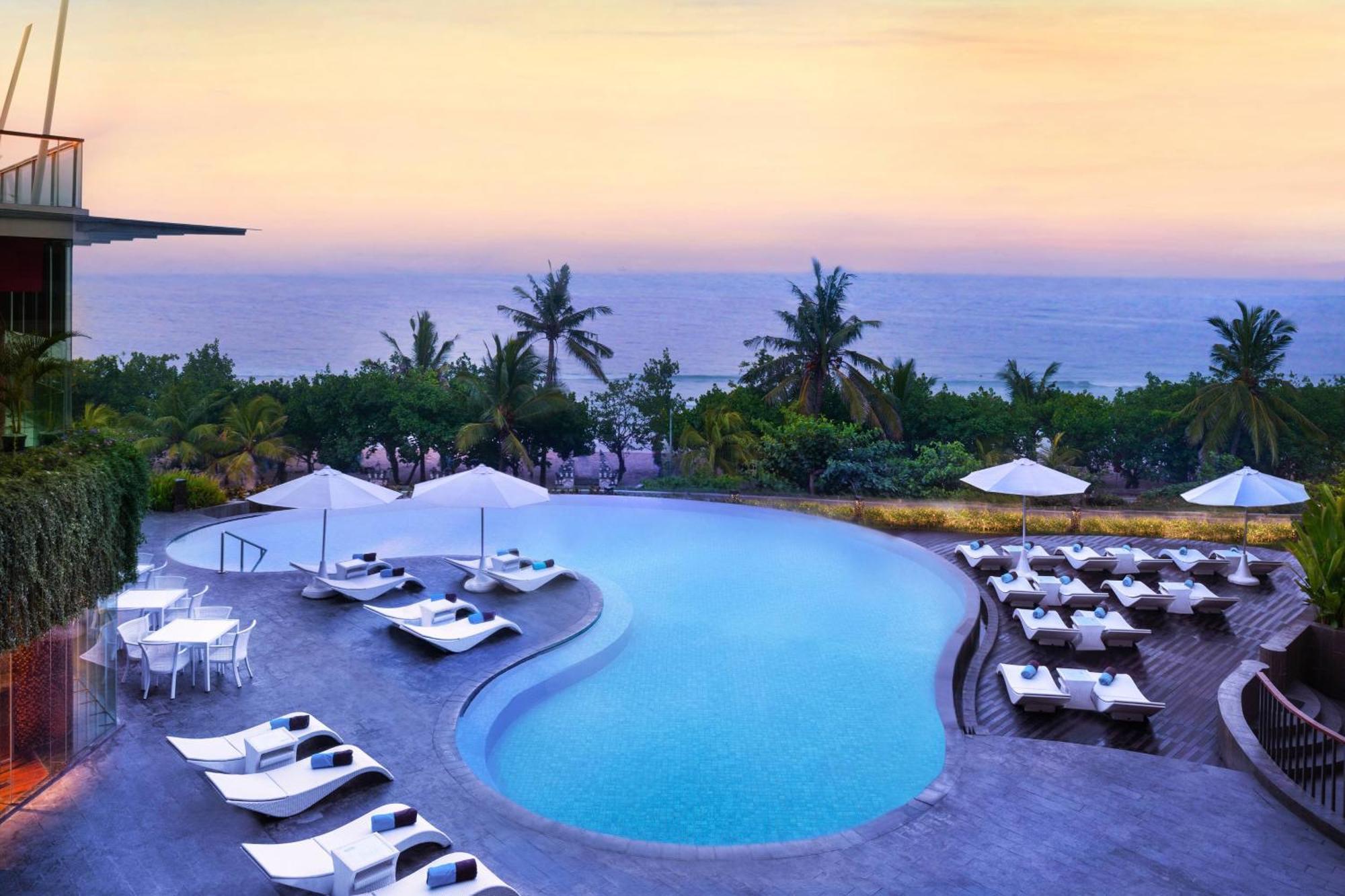 Sheraton Bali Kuta Resort Exteriör bild The swimming pool at the hotel