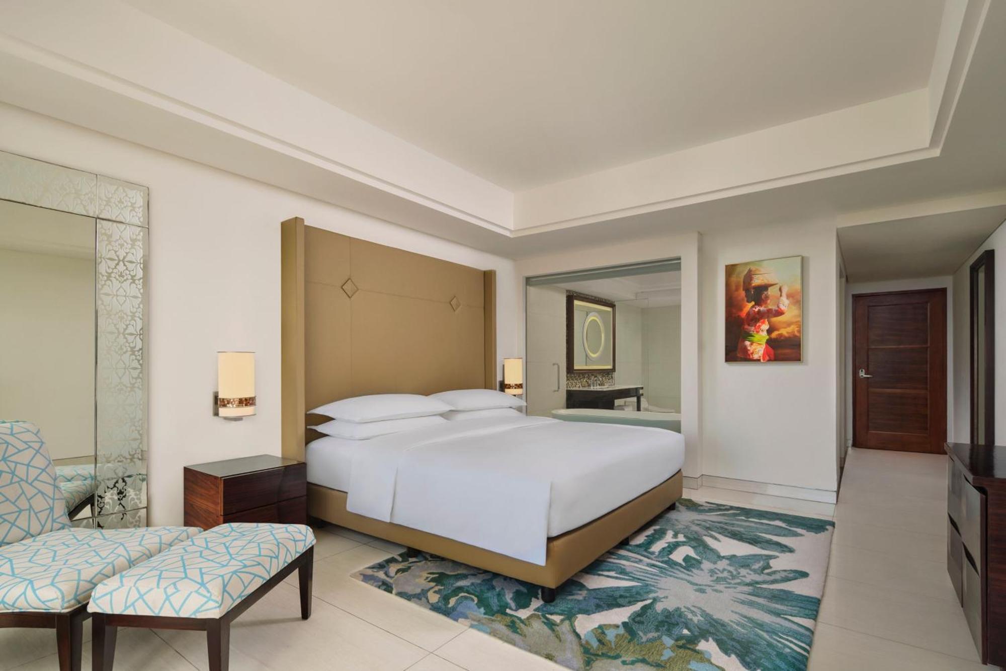 Sheraton Bali Kuta Resort Exteriör bild A bedroom at the hotel