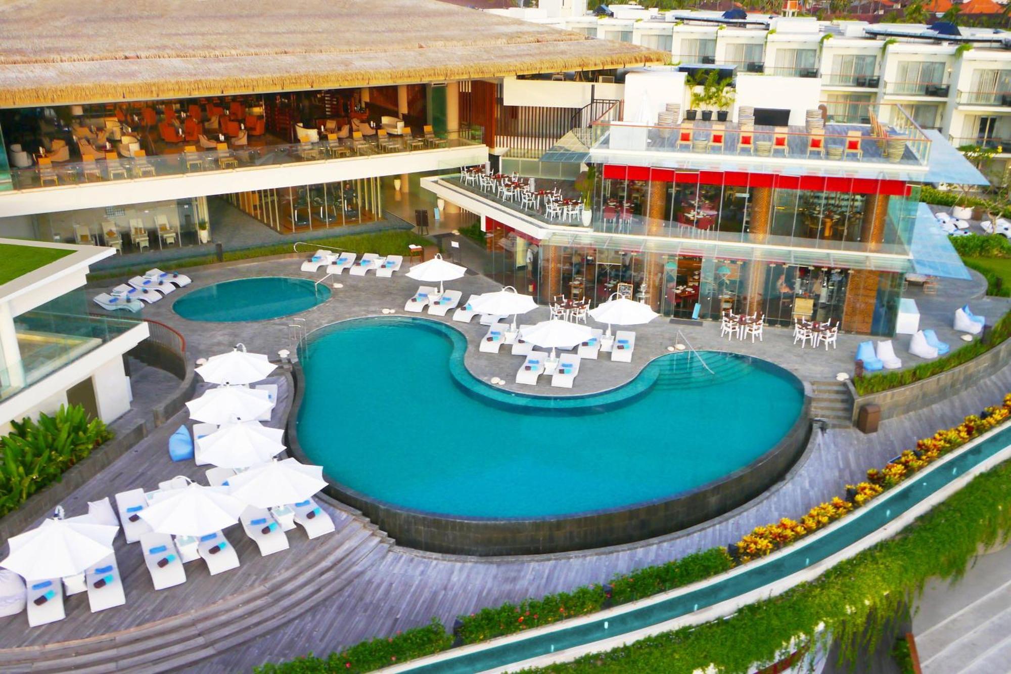 Sheraton Bali Kuta Resort Exteriör bild The pool at the W Hotel