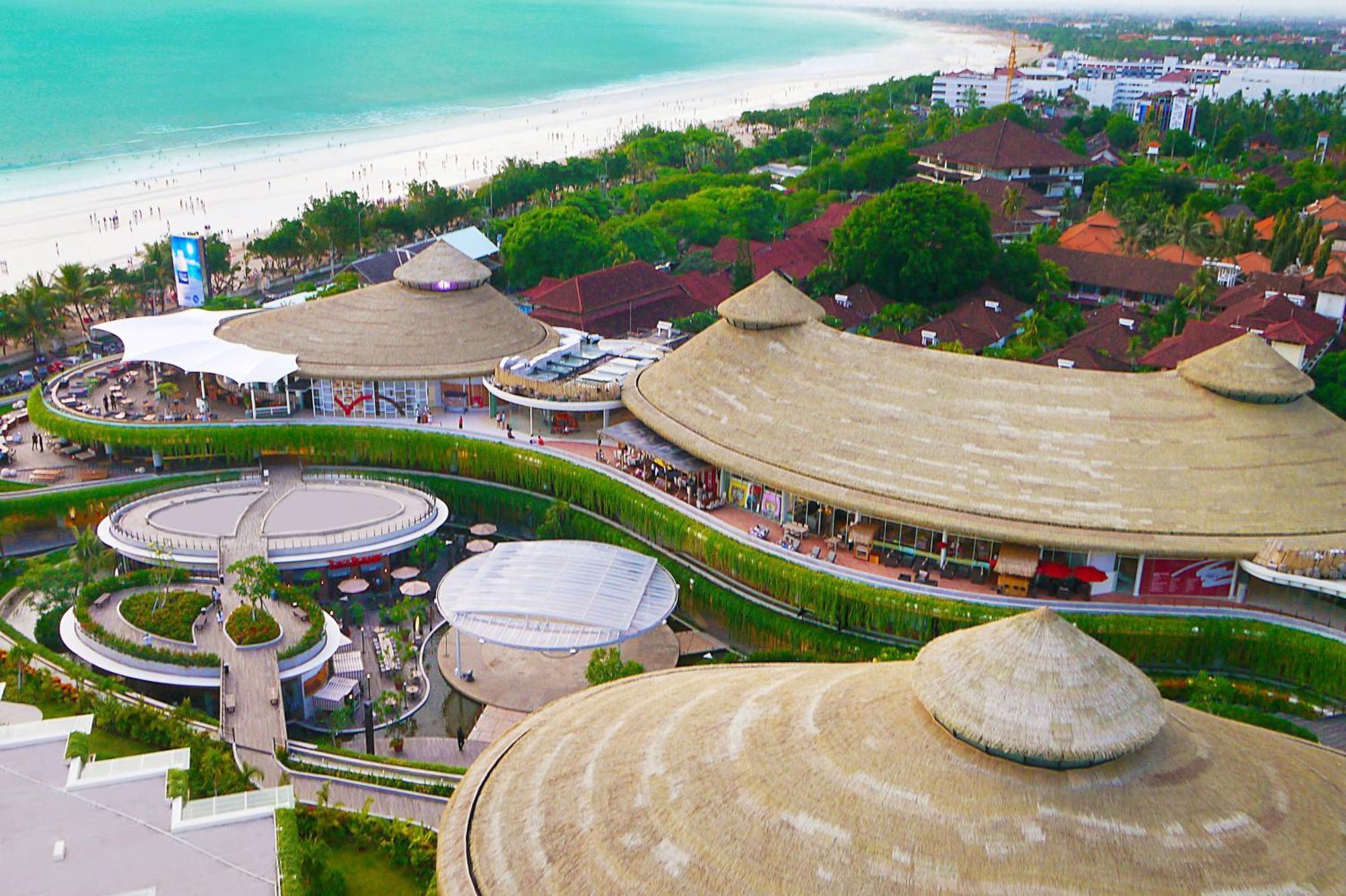 Sheraton Bali Kuta Resort Exteriör bild The resort's shopping mall, the Village